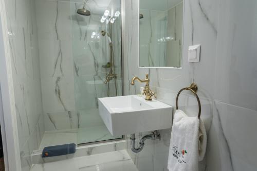 Neratzia Rooms tesisinde bir banyo