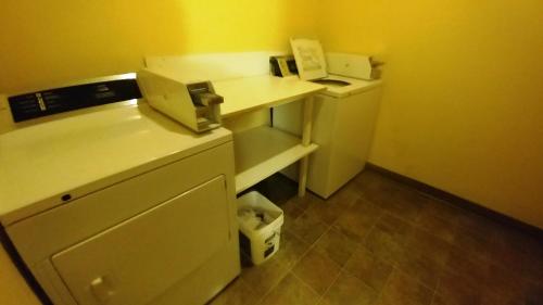 Kuchyň nebo kuchyňský kout v ubytování Palace Inn & Suites