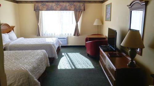 Postel nebo postele na pokoji v ubytování Palace Inn & Suites
