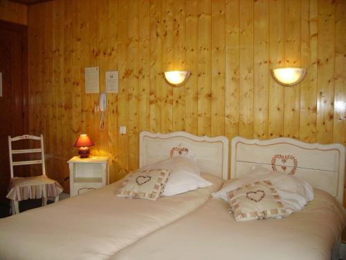 Кровать или кровати в номере Hôtel La Vallée