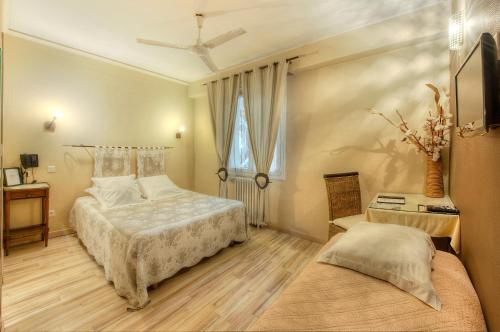 Postel nebo postele na pokoji v ubytování Logis Le Printemps Hôtel Restaurant - Montélimar