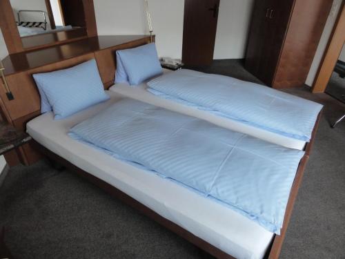 Postel nebo postele na pokoji v ubytování Hotel Steinbock Grindelwald