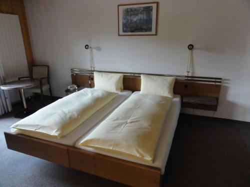 Postel nebo postele na pokoji v ubytování Hotel Steinbock Grindelwald