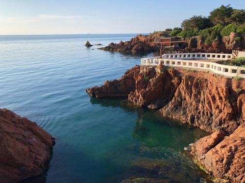 Bright apartment with a garden and a wonderfull sea view