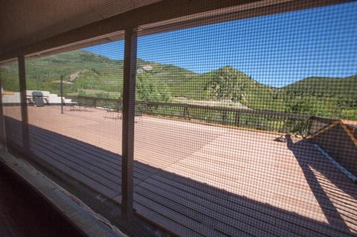 una ventana con vistas a la montaña en Brettelberg Slopeside Condos C4 en Carbondale