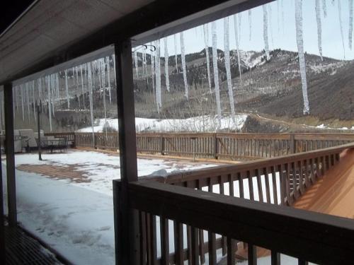 Blick auf einen Balkon mit Eiszapfen aus dem Fenster in der Unterkunft Brettelberg Slopeside Condos C4 in Carbondale