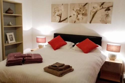 ロンドンにある1 Bed Apartment at Mill Quay, Canary Wharfのベッドルーム1室(ベッド1台、タオル2枚付)