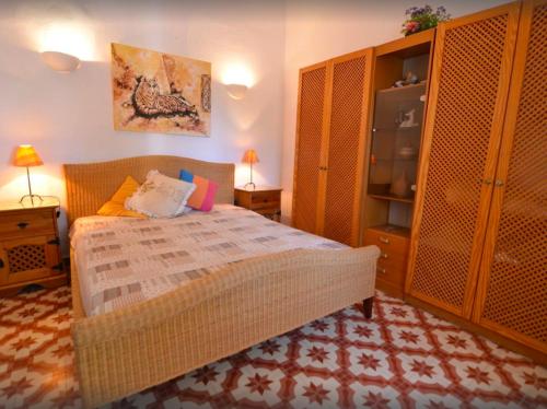 een slaapkamer met een groot bed en een dressoir bij Quinta Da Ilda in Loulé