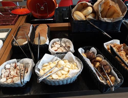 Comida en o cerca de este hotel