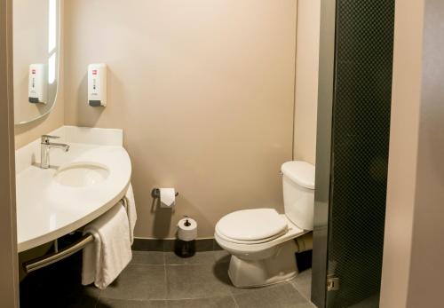 阿帕爾塔多的住宿－ibis Apartado，浴室配有白色卫生间和盥洗盆。