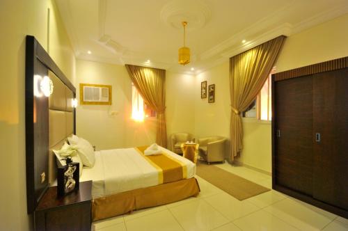 a hotel room with a bed and a bathroom at Ritan Apart-Hotel in Taif