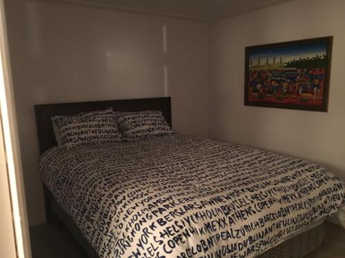 a bedroom with a bed and a painting on the wall at RépitBonka et Vélo - Péribonka in Peribonka
