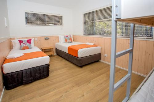 Ένα ή περισσότερα κρεβάτια σε δωμάτιο στο Woolgoolga Lakeside Holiday Park