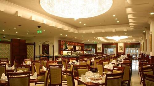 En restaurant eller et spisested på Al Rawda Royal Inn
