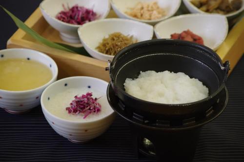 a pot of rice and other bowls of food at Tosagyoen in Kochi