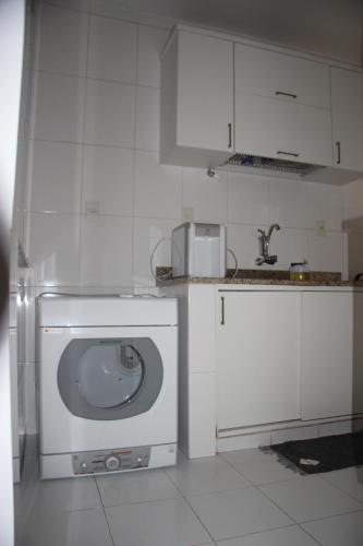 Η κουζίνα ή μικρή κουζίνα στο Quarto Privativo em Condominio