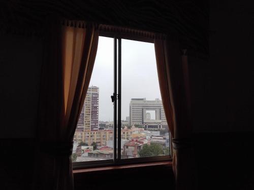 a window with a view of a city at Hostal Tunquelen in Valparaíso