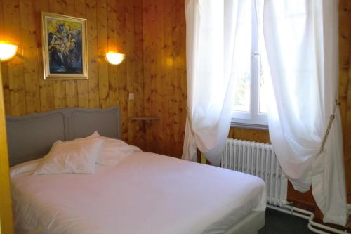 Кровать или кровати в номере Hôtel La Vallée