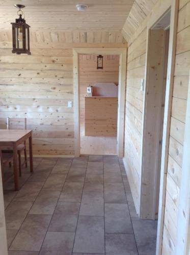 Habitación en una cabaña de madera con mesa en Apartment with 2 Bed Roms perfect for 4 Guests! Minimum stay 28 nights, en Deep Brook
