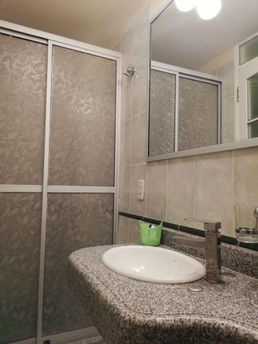 Ett badrum på Hotel "VIRGEN DEL SOCAVON"
