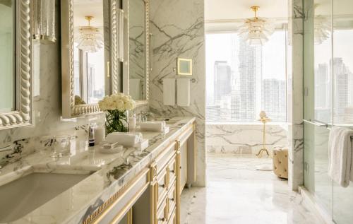 فندق فور سيزونز جاكرتا في جاكرتا: حمام به مغسلتين ومرآة كبيرة