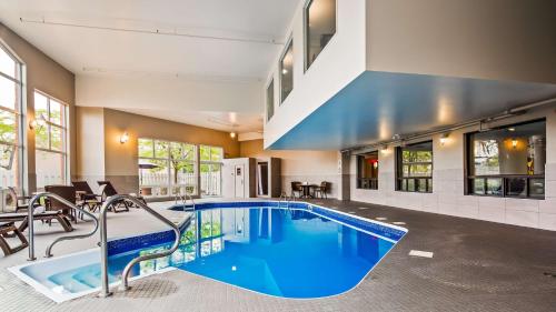 una gran piscina de agua azul en un edificio en Best Western Hotel Brossard, en Brossard