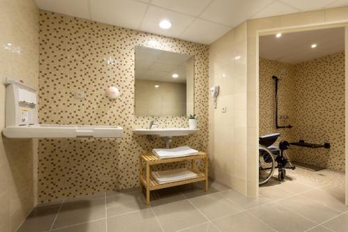 Ett badrum på Hôtel Roissy