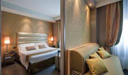 A bed or beds in a room at Hotel Mozart