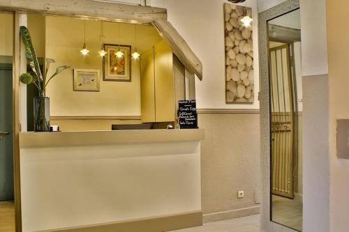 a store front with a counter in a room at Les Lavandes in La Ciotat