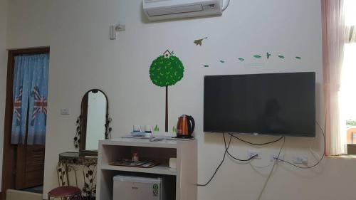 Una televisión o centro de entretenimiento en Da Yi Train Homestay