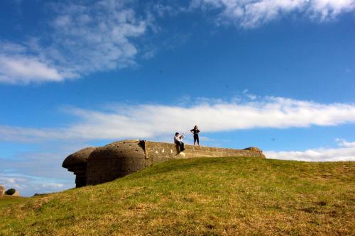 two people standing on the top of a hill at Chambre Premium Pomme Cannelle close to Bayeux Normandie 2 pers in Monceaux-en-Bessin