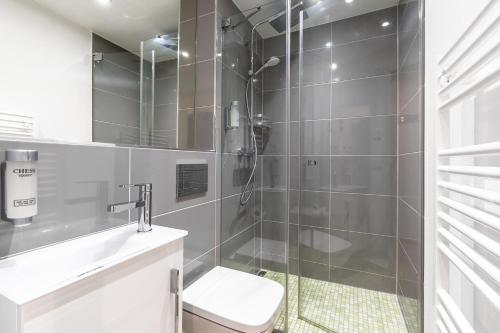 フライブルク・イム・ブライスガウにあるDeluxe Apartments Friedrichstrasseのバスルーム(シャワー、トイレ、洗面台付)