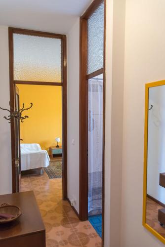 Habitación con una puerta que conduce a un dormitorio en Luminoso bilocale, en Alessandria
