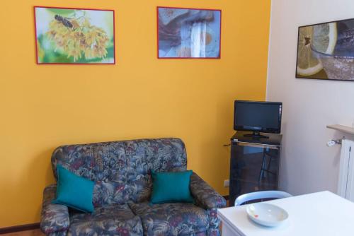 a living room with a couch and a tv at Luminoso bilocale in Alessandria