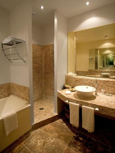 une salle de bain avec une baignoire, un lavabo et une douche dans l'établissement Villa Augusta, à Saint-Paul-Trois-Châteaux