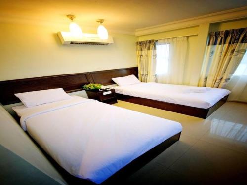 Postel nebo postele na pokoji v ubytování Hotel Bintang Indah