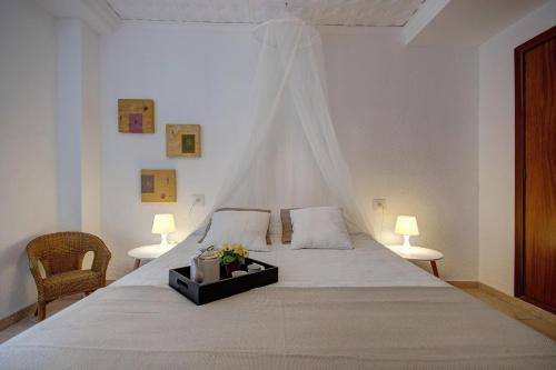 バレンシアにあるBeds & Breaks Desplatの白いベッドルーム(ランプ2つ付きの大型ベッド1台付)