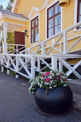 a house with a flower pot in front of it at Putiikkihotelli Kemi 1932 in Kemi