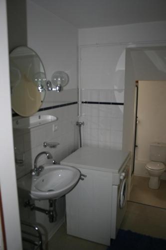 Baño blanco con lavabo y aseo en Maison d'Alsace, en Breitenbach-Haut-Rhin