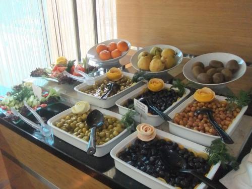 een buffet van verschillende soorten groenten en fruit bij City Hotel Ankara in Ankara