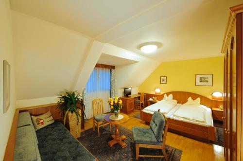 um quarto de hotel com uma cama e uma mesa em Gasthof Hotel Moser em Guttaring