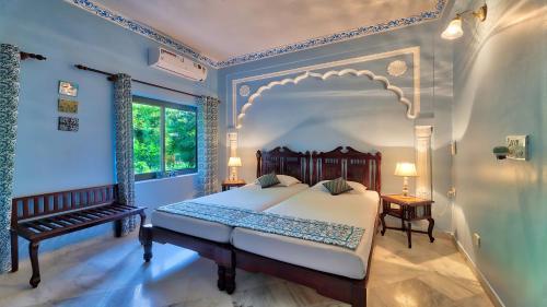 Postel nebo postele na pokoji v ubytování Ikaki Niwas - A Heritage Boutique Hotel