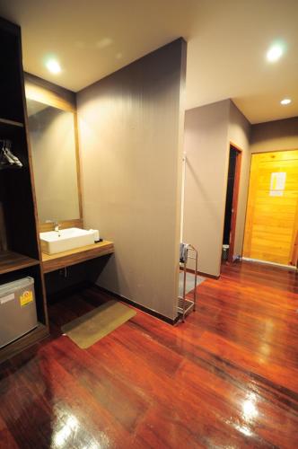 a bathroom with a sink and a mirror at Baan Keang Chon Ayutthaya บ้านเคียงชล อยุธยา in Phra Nakhon Si Ayutthaya