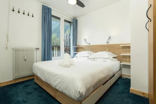 um quarto com uma cama grande e uma janela em Apartment Lyret em Chamonix-Mont-Blanc