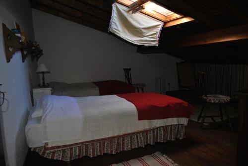 um quarto com uma cama grande num quarto em Casa típica alentejana em Alpalhão