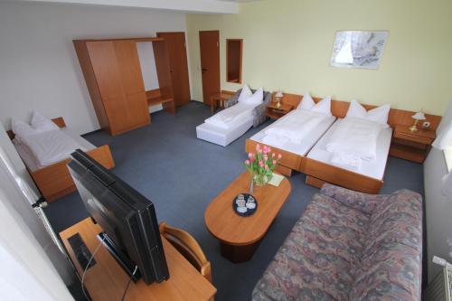 Un pat sau paturi într-o cameră la Hotel Weisse Taube