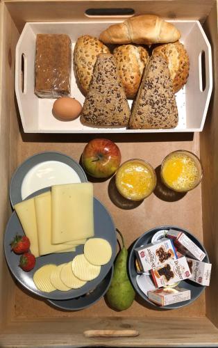 a box filled with different types of bread and cheese at B&B de Onlanden in Eelderwolde