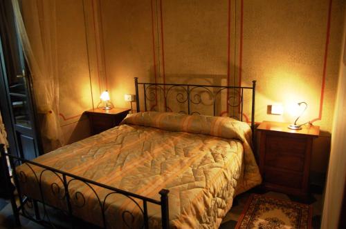 a bedroom with a bed with two lamps on both sides at B&B Antica Piazza dei Miracoli in Pisa
