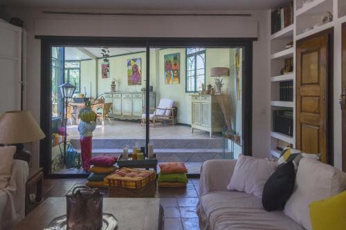 - un salon avec un canapé et une personne debout à l'entrée dans l'établissement Parasols, à Fréjus