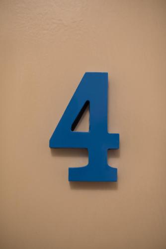 a blue number four on a wall at InGarda Rooms in Cavalcaselle